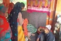 कुत्ते की पूजा करते लोग फोटो सोर्स वायरल वीडियो स्क्रीनशॉट