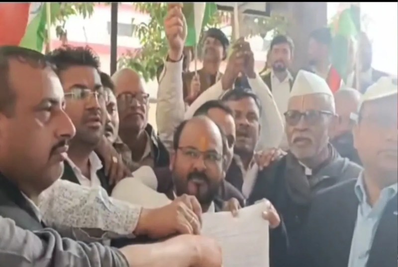 प्रदर्शन करते अधिवक्ता फोटो सोर्स पत्रिका