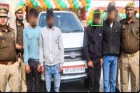 पकड़े गए आरोपियों के साथ पुलिस टीम सोर्स विभाग