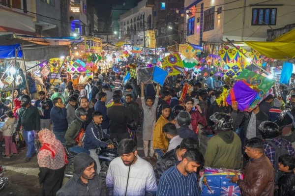 People buying kites late night