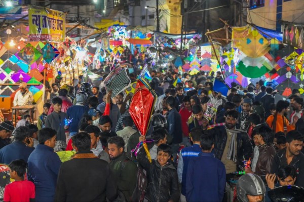 People buying kites late night