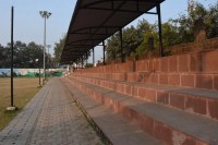 छत्री बाजार मैदान में एस्ट्रोटर्फ बिछाने का वादा एक साल बाद भी अधूरा, मैदान में गड्ढे, गंदगी और वाहनों की एंट्री से खिलाड़ियों को अभ्यास में भारी परेशानी।