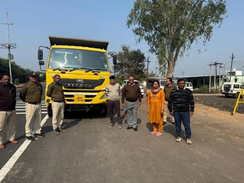 अवैध खनन-परिवहन रोकने गुरुवार को संयुक्त टीम की सडक़ पर सक्रियता दिखी, हालांकि टीम की नर्मदा समेत जिन नदियों में अवैध खनन हो रहा है उन क्षेत्रों तक नहीं पहुंच सकी।