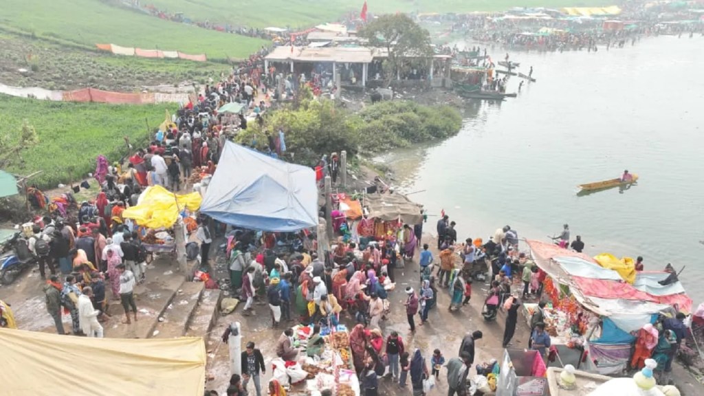 रविवार को जिले भर के नर्मदा तटों पर मां नर्मदा का प्रकटोत्सव मनाने श्रद्धालुओं का जनसैलाब उमड़ा। आस्था का उत्सव ऐसा रहा कि सुबह से देर रात तक तटों पर चुनरी अर्पित करने, पूजन, दीपदान करने श्रद्धालुओं की भीड़ रही।