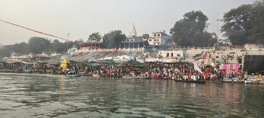 रविवार को जिले भर के नर्मदा तटों पर मां नर्मदा का प्रकटोत्सव मनाने श्रद्धालुओं का जनसैलाब उमड़ा। आस्था का उत्सव ऐसा रहा कि सुबह से देर रात तक तटों पर चुनरी अर्पित करने, पूजन, दीपदान करने श्रद्धालुओं की भीड़ रही।