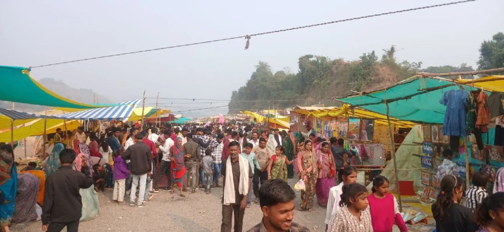 रविवार को जिले भर के नर्मदा तटों पर मां नर्मदा का प्रकटोत्सव मनाने श्रद्धालुओं का जनसैलाब उमड़ा। आस्था का उत्सव ऐसा रहा कि सुबह से देर रात तक तटों पर चुनरी अर्पित करने, पूजन, दीपदान करने श्रद्धालुओं की भीड़ रही।