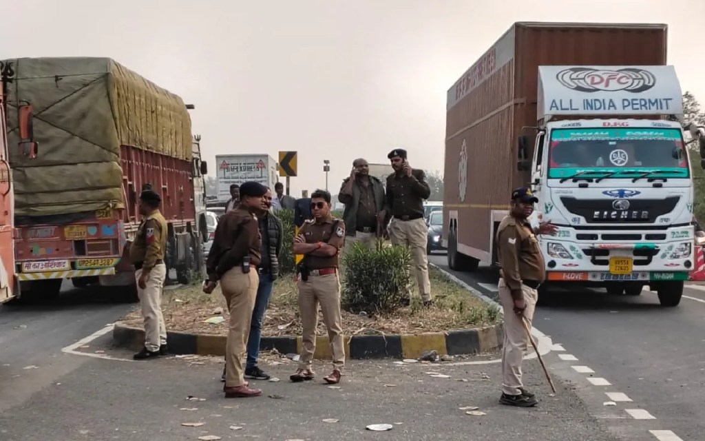 रविवार को जिले भर के नर्मदा तटों पर मां नर्मदा का प्रकटोत्सव मनाने श्रद्धालुओं का जनसैलाब उमड़ा। आस्था का उत्सव ऐसा रहा कि सुबह से देर रात तक तटों पर चुनरी अर्पित करने, पूजन, दीपदान करने श्रद्धालुओं की भीड़ रही।