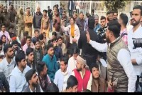 लखनऊ विश्वविद्यालय में यूजीसी फैसलों के खिलाफ छात्रों का उबाल, मुख्य गेट पर धरना, परिसर में तनाव बढ़ा (फोटो सोर्स : WhatsApp News Group)