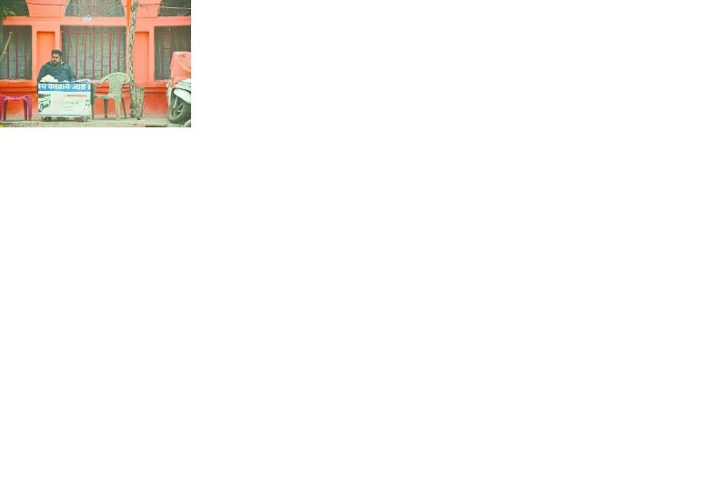 बार-बार सर्वर फेल, तकनीकी खामियां और अधूरी ऑनलाइन तैयारी के कारण आम नागरिकों को एक बार फिर एजेंटों और दलालों का सहारा लेना पड़ रहा है।