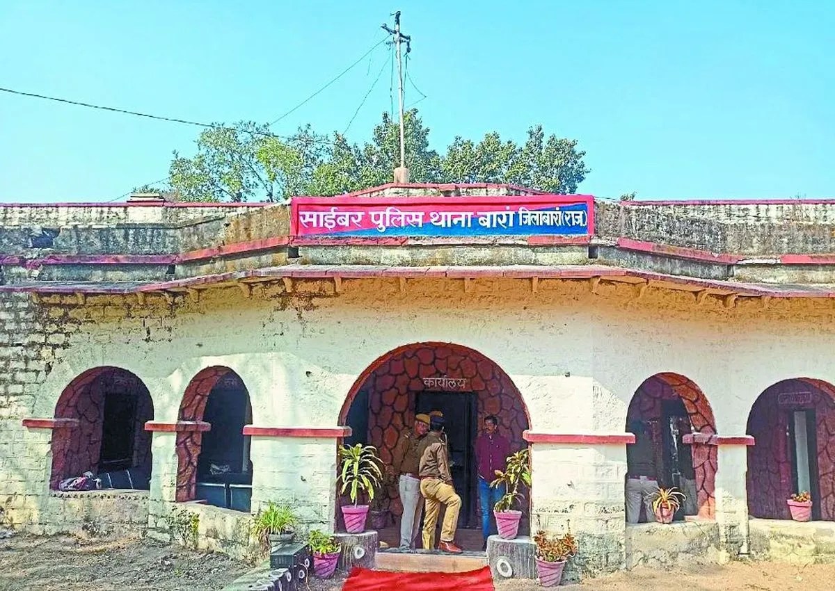 शातिर ठग ने उसके बैंक खाते में एक माह के दौरान ही करीब एक करोड़ 71 लाख की रकम जमा करवाई थी। इस मामले में शहर के प्रताप चौक निवासी विष्णु गालव की ओर से साइबर क्राइम थाने पर मुकदमा दर्ज कराया था।