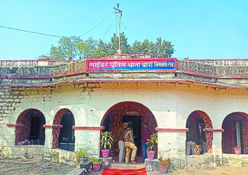 शातिर ठग ने उसके बैंक खाते में एक माह के दौरान ही करीब एक करोड़ 71 लाख की रकम जमा करवाई थी। इस मामले में शहर के प्रताप चौक निवासी विष्णु गालव की ओर से साइबर क्राइम थाने पर मुकदमा दर्ज कराया था।