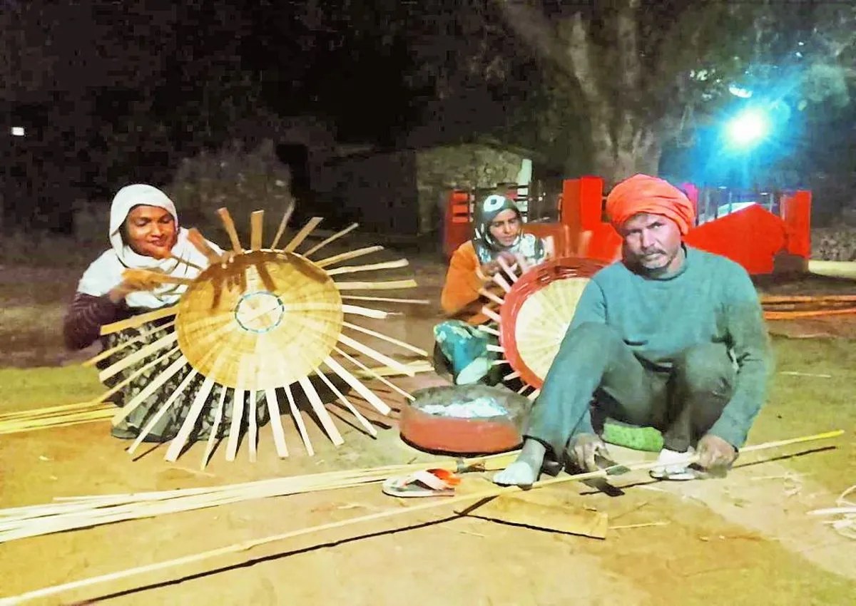 बांस योजना के बावजूद जिले में बांस उत्पादन और सामग्री निर्माण अब पिछड़ गया है। किशनगंज, शाहाबाद और छबड़ा क्षेत्र के कई परिवार बांस से जुड़ी परंपरागत आजीविका पर निर्भर हैं, लेकिन सरकारी सहायता और मार्गदर्शन न मिलने के कारण उत्पादन में गिरावट आई है।