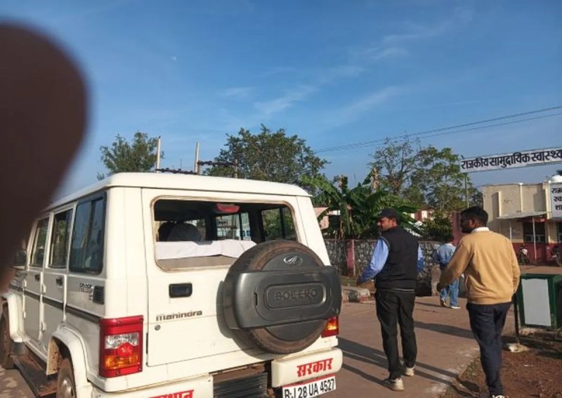 उग्र भीड़ ने अधिकारियों व पुलिसकर्मियों को निशाना बनाते हुए ताबड़तोड़ पथराव किया, जिससे कई सरकारी वाहनों के शीशे टूट गए और गाड़ियां क्षतिग्रस्त हो गईं। हालात इतने बिगड़ गए कि अधिकारियों व कर्मचारियों को मौके से भागकर जान बचानी पड़ी।