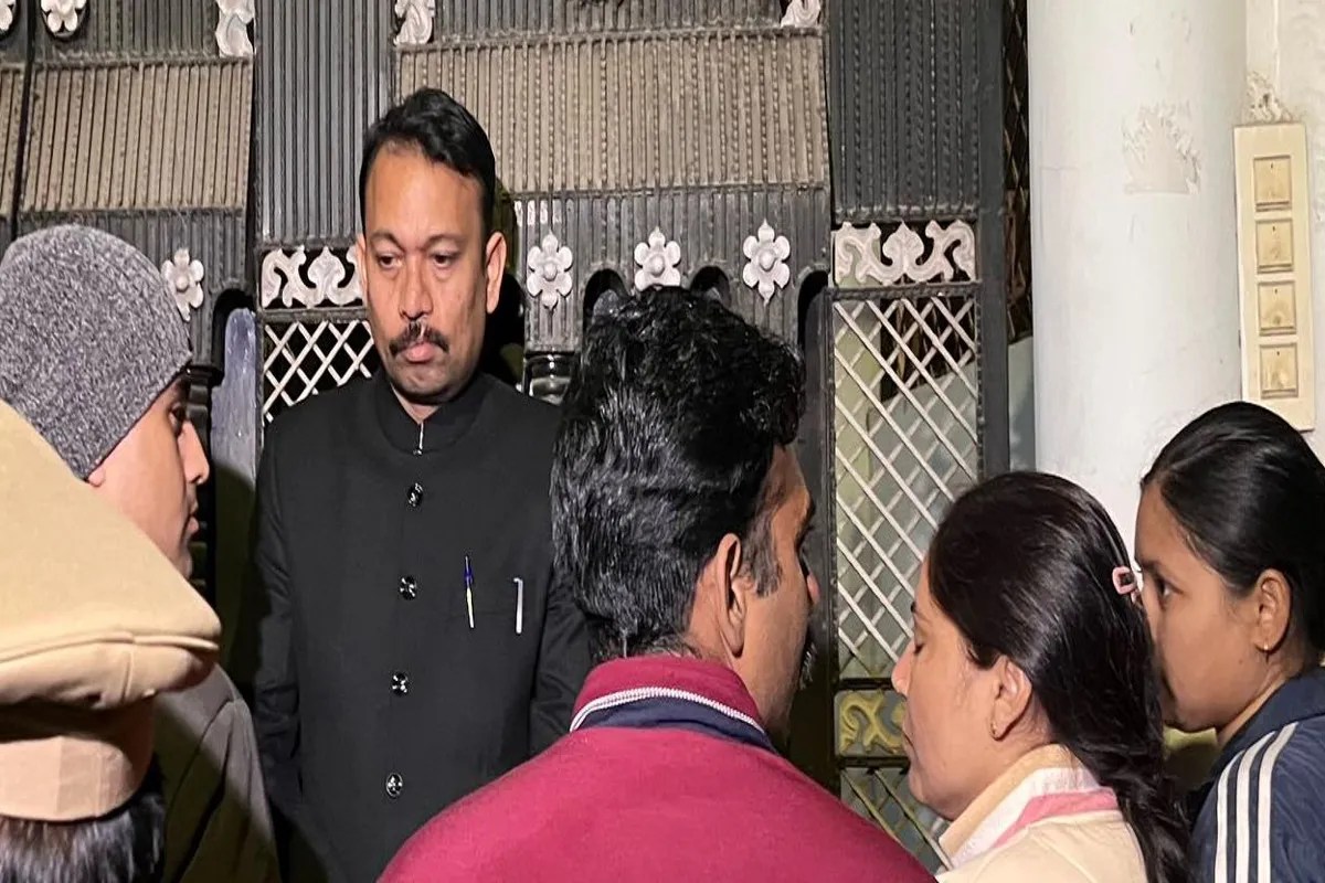 अलंकार अग्निहोत्री लखनऊ पहुंचे, आवास के बाहर कड़ी सुरक्षा व्यवस्था (फोटो सोर्स : WhatsApp News Group)