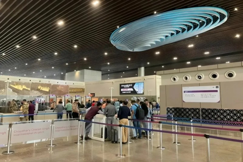 अमौसी एयरपोर्ट पर सुरक्षा में चूक? यात्री की अटैची से 50 हजार रुपये चोरी, FIR दर्ज (फोटो सोर्स : WhatsApp News Group)