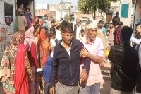 तेज रफ्तार गाड़ी ने बाइक सवार मां-बेटे में मारी टक्कर, महिला की मौत A speeding vehicle hit a mother and son riding a bike, killing the woman.