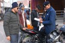 यातायात पुलिस ने काटे चालान, भागे बाइक सवार Traffic police issued challan, bike riders fled