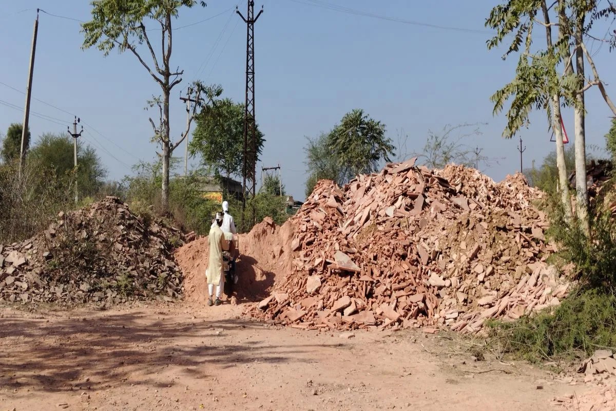 हाइवे किनारे सरकारी जमीन पर भूमाफिया की निगाहें, कब्जे की नीयत से डाला गैंगसा का कचरा Land mafia eyes government land along highway, dumps gangster waste with intent to occupy it