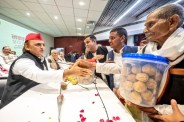 नए साल पर अखिलेश यादव से मिले गांव के दादा, गुड़ भेंट कर शुरू हुई साल की शुरुआत (फोटो सोर्स : WhatsApp News Group)