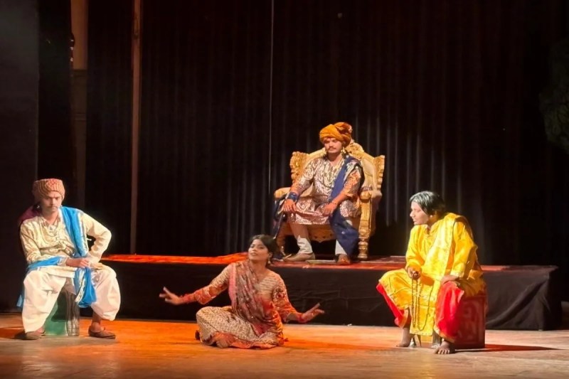 नाटक का मंचन करते कलाकार।