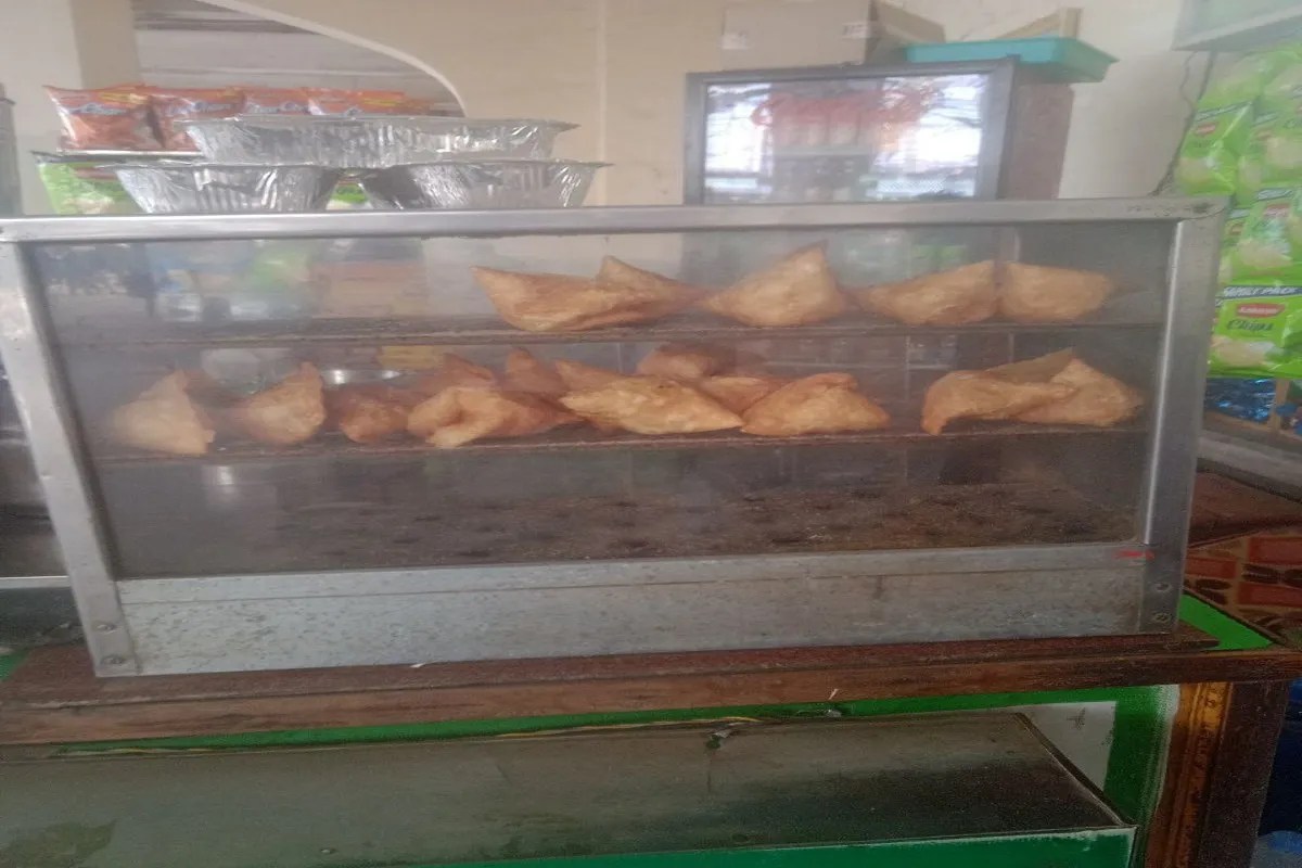 ग्वालियर। झांसी मंडल के डीआरएम अनिरुद्ध कुमार ने शुक्रवार सुबह करीब 6.30 बजे ग्वालियर रेलवे स्टेशन का औचक निरीक्षण किया। निरीक्षण के दौरान यात्रियों को दी जा रही खाद्य सामग्री की गुणवत्ता में गंभीर लापरवाही सामने आई।