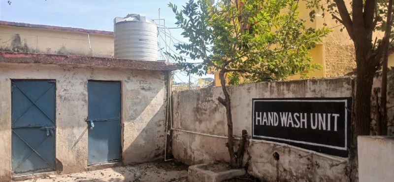 स्कूल परिसर में हैंडपंप तो है लेकिन उसका पानी बेस्वाद है, बच्चे पानी नहीं पीते, ऊपर टंकी रखी है उसमें नगरपालिका की पाइप लाइन से पानी आता है, लेकिन सप्लाई का समय स्कूल खुलने व बंद होने के पहले होता है तो टंकी भरना मुश्किल हो जाती है।