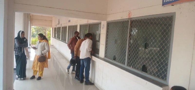 दोपहर का वक्त है, परिवहन विभाग के कार्यालय में बनी हेल्प डेस्क से गोटेगांव के राखी भैंसा गांव से आए मोहित सिंह, विनय पटेल यह जानने आए है कि उनका लर्निंग लाइसेंस कैसे बनेगा। दोनों युवक काउंटर पर मौजूद कर्मचारी मयूर से सवाल करते हैं,