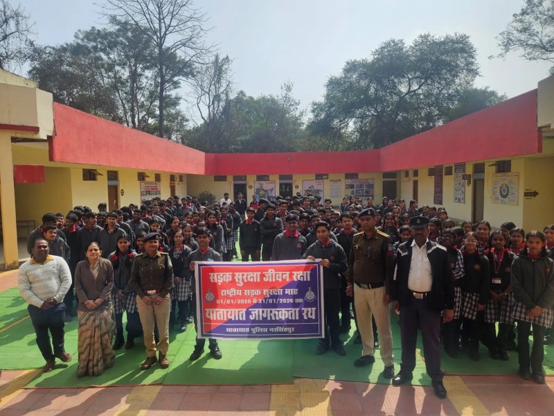 सूबेदार ज्योति ठाकुर ने छात्र-छात्राओं को यातायात से संबंधित सभी महत्वपूर्ण पहलुओं की जानकारी दी। प्रशिक्षण में यातायात नियमों का पालन करने, दोपहिया वाहन चलाते समय हेलमेट पहनने,