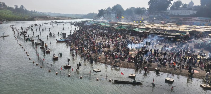 जिले के प्रमुख तीर्थ क्षेत्र बरमान में सर्वाधिक श्रद्धालुओं की आवाजाही बनी हुई है। नर्मदा के रेत घाट, सीढ़ी घाट और सतधारा क्षेत्र में सुबह से अब तक हजारों श्रद्धालु स्नान कर चुके हैं।