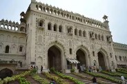 लखनऊ के बड़े इमामबाड़े में शर्मनाक घटना, धार्मिक स्थल की गरिमा पर सवाल (फोटो सोर्स : WhatsApp News Group)
