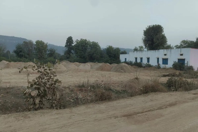 The government is powerless against the influence of the sand mafia!