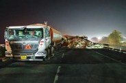 Accident, Accident in Sirohi, Accident in Abu Road, Oil tanker and two trailers accident, Oil tanker and two trailers accident in Sirohi, Oil tanker and two trailers in Abu Road, Sirohi News, Rajasthan News, एक्सीडेंट, एक्सीडेंट इन सिरोही, एक्सीडेंट इन आबूरोड, ऑयल टैंकर व दो ट्रेलर एक्सीडेंट, ऑयल टैंकर व दो ट्रेलर एक्सीडेंट इन सिरोही, ऑयल टैंकर व दो ट्रेलर इन आबूरोड, सिरोही न्यूज, राजस्थान न्यूज