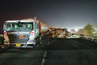 Accident, Accident in Sirohi, Accident in Abu Road, Oil tanker and two trailers accident, Oil tanker and two trailers accident in Sirohi, Oil tanker and two trailers in Abu Road, Sirohi News, Rajasthan News, एक्सीडेंट, एक्सीडेंट इन सिरोही, एक्सीडेंट इन आबूरोड, ऑयल टैंकर व दो ट्रेलर एक्सीडेंट, ऑयल टैंकर व दो ट्रेलर एक्सीडेंट इन सिरोही, ऑयल टैंकर व दो ट्रेलर इन आबूरोड, सिरोही न्यूज, राजस्थान न्यूज