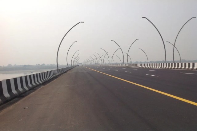 

आगरा-लखनऊ एक्सप्रेसवे बन रहा औद्योगिक विकास की नई धुरी