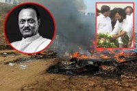 Ajit pawa funeral video Riteish Deshmukh Pays Last Respect To Dada In Baramati Visuals Surface