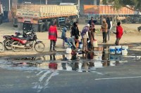 Ajmer, Ajmer News, Oil tanker climbs on divider, Tanker climbs on divider, Rajasthan News, अजमेर, अजमेर न्यूज, तेल से भरा टैंकर डिवाइडर पर चढ़ा, टैंकर डिवाइडर पर चढ़ा, राजस्थान न्यूज