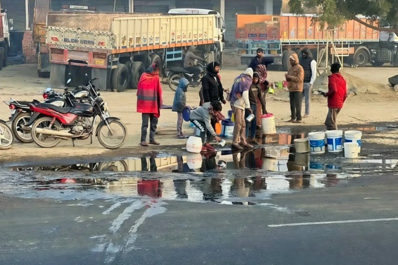 Ajmer, Ajmer News, Oil tanker climbs on divider, Tanker climbs on divider, Rajasthan News, अजमेर, अजमेर न्यूज, तेल से भरा टैंकर डिवाइडर पर चढ़ा, टैंकर डिवाइडर पर चढ़ा, राजस्थान न्यूज