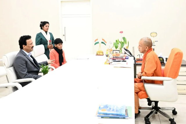 दबंगों की प्रताड़ना से टूटी अंजना की जिंदगी में लौटी उम्मीद, बोलीं- “गॉड ब्लेस यू योगी अंकल” (फोटो सोर्स : WhatsApp News Group)