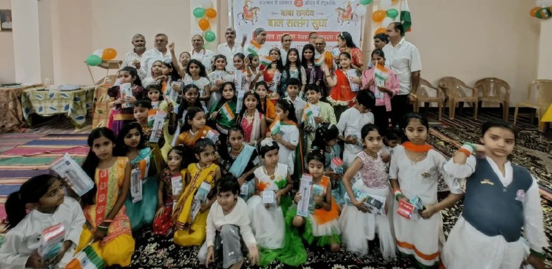 हुब्बल्ली में आयोजित बाबा रामदेव बाल सत्संग सुधा के गणतंत्र दिवस कार्यक्रम में अतिथियों के साथ पुरस्कार प्राप्त विद्यार्थी।