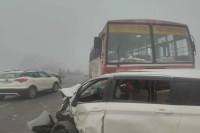 घने कोहरे में मौत का तांडव: राष्ट्रीय राजमार्ग पर इनोवा, अर्टिगा और रोडवेज बस की भिड़ंत से मचा हड़कंप (फोटो सोर्स : WhatsApp News Group)