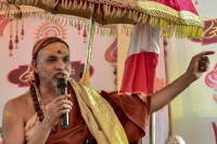 प्रशासन से सार्वजनिक माफी की मांग पर अड़े ज्योतिष मठ के शंकराचार्य, फुटपाथ पर ही डटे रहने का ऐलान (फोटो सोर्स : WhatsApp News Group)