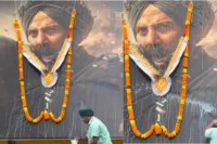 Border 2 poster sunny deol fans pouring milk on film poster people reached theatre on tracker and jeep