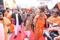 मंच पर भजन गाते दिखे बृजभूषण शरण सिंह