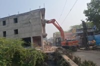 Karauli Satta King, Satta King in Rajasthan, Bulldozer Action, Bulldozer Action in Karauli, Bulldozer Action in Rajasthan, Karauli News, करौली सट्टा किंग, सट्टा किंग इन राजस्थान, बुलडोजर एक्शन, बुलडोजर एक्शन इन करौली, बुलडोजर एक्शन इन राजस्थान, करौली न्यूज