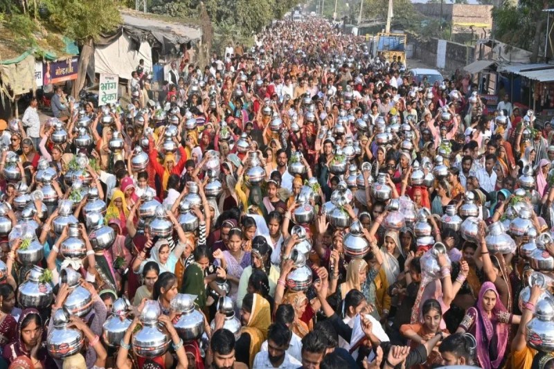 Bundi : कलश यात्रा में उमड़े श्रद्धालु, घोड़ी नृत्य बना आकर्षण