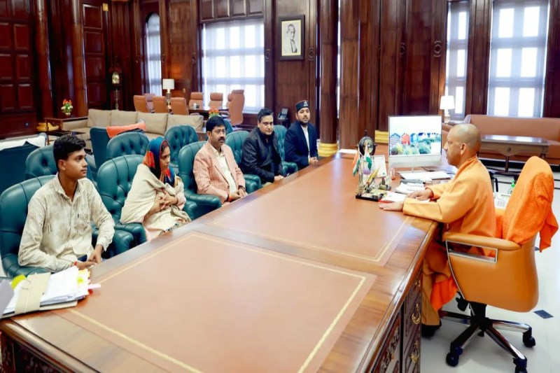 मंत्री नन्दी के नेतृत्व में आयुष के परिजनों ने मुख्यमंत्री से की मुलाकात (फोटो सोर्स : WhatsApp News Group)