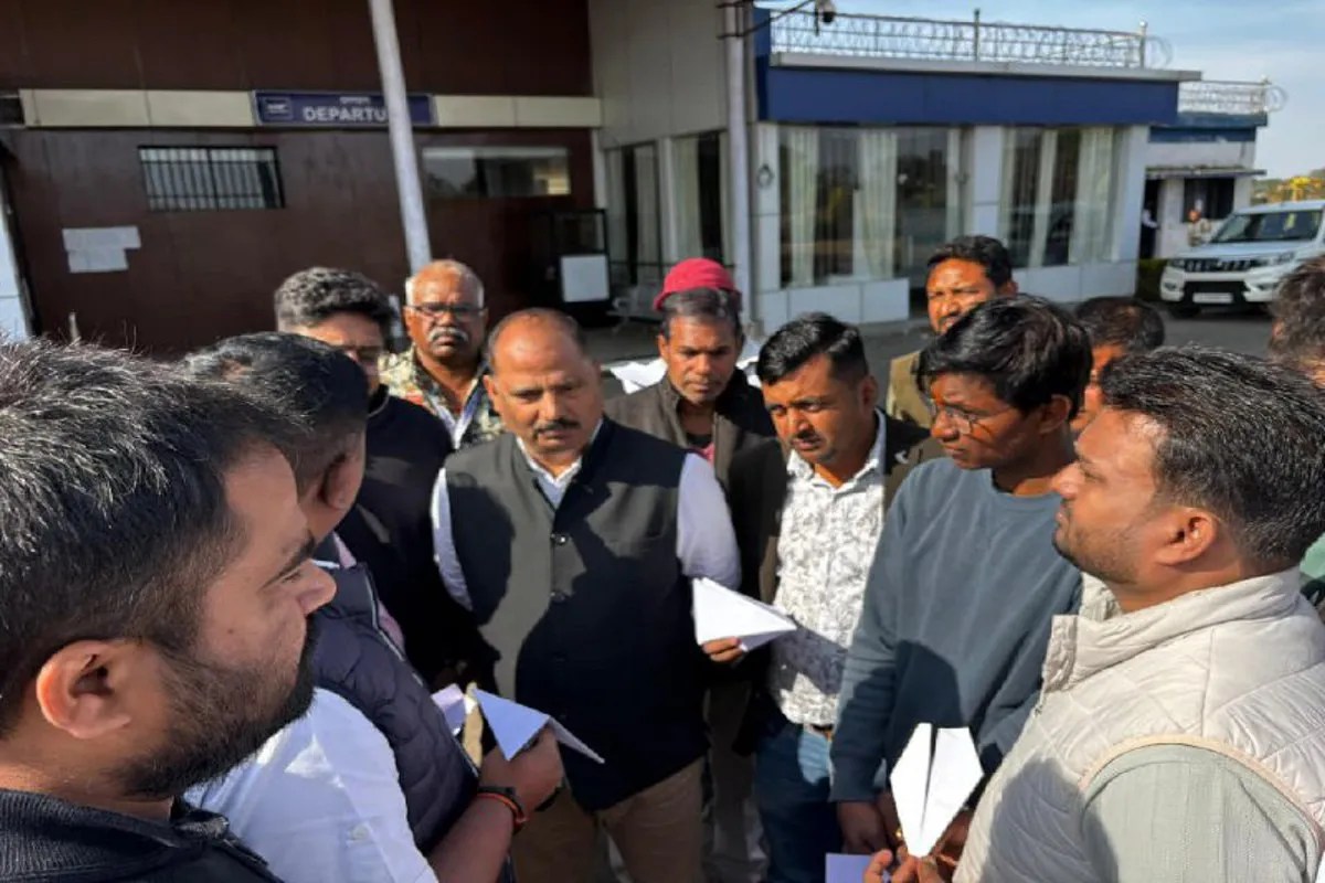 Congress protest for air service