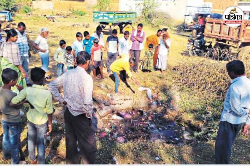 20 फीट गहरे कुएं में गिरा ऑटो (फोटो सोर्स- पत्रिका)