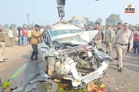 कार-ट्रक में भिड़ंत एक की मौत (फोटो सोर्स- पत्रिका)