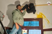 रोशनदान में फंसे चोर को पुलिस ने पकड़ा, पत्रिका फोटो